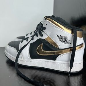 AUTHENTIC Nike Jordan Gold black and white